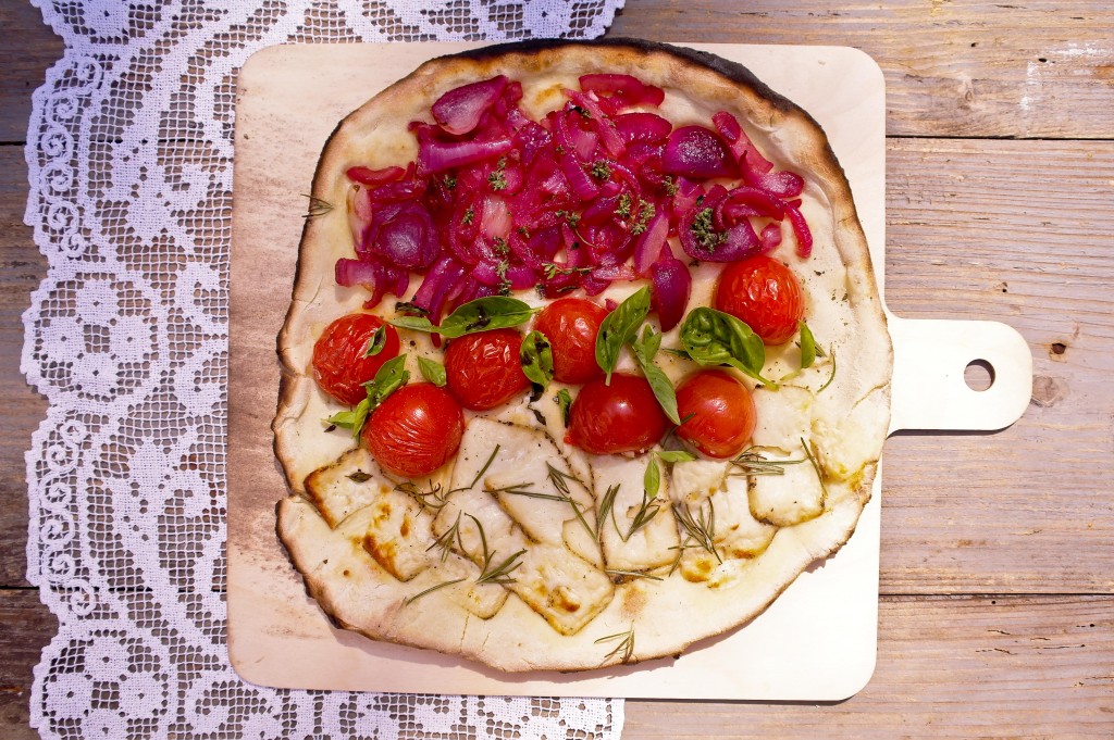 focaccia - podpłomyk z serem kozim i rozmarynem, pomidorkami koktajlowymi i bazylią,  czerwoną cebulą i tymiankiem - bez sosu pomidorowego 